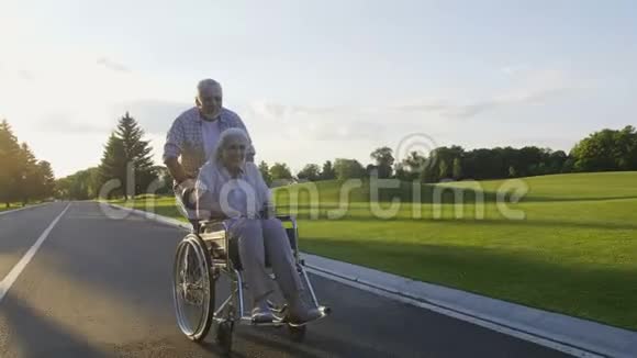 退休夫妇坐轮椅享受生活的妻子视频的预览图