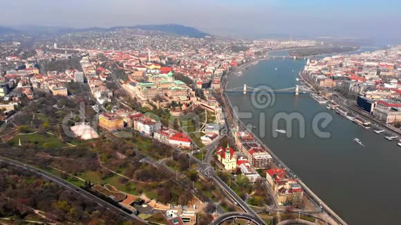 美丽的早晨飞越布达佩斯埃尔哲贝和多瑙河大桥的俯视图匈牙利视频的预览图