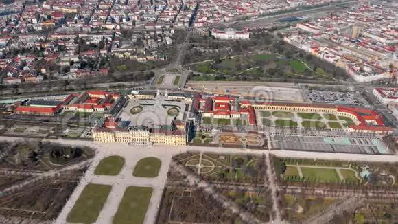 下午乘飞机飞越维也纳的Schonbrunn公园从上面看宫殿奥地利视频的预览图