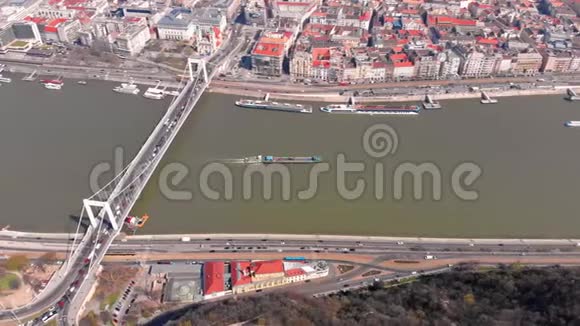 美丽的早晨飞越布达佩斯埃尔哲贝和多瑙河大桥的俯视图匈牙利视频的预览图