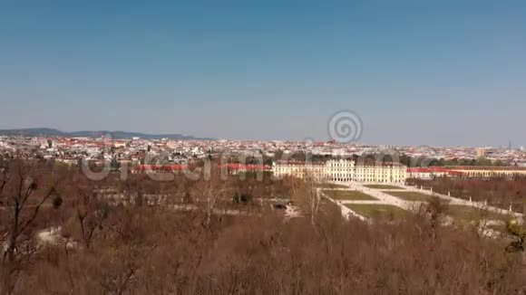 下午乘飞机飞越维也纳的Schonbrunn公园从上面看宫殿视频的预览图