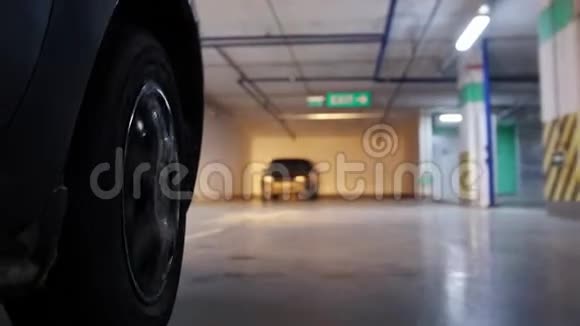 地下停车场在车架上移动汽车车轮乘坐停车场视频的预览图