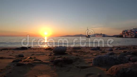 希腊米科诺斯小威尼斯美丽的日落希腊群岛的浪漫景点视频的预览图