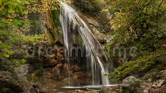 秋天森林里美丽的瀑布JurJur克里米亚的自然景观视频的预览图