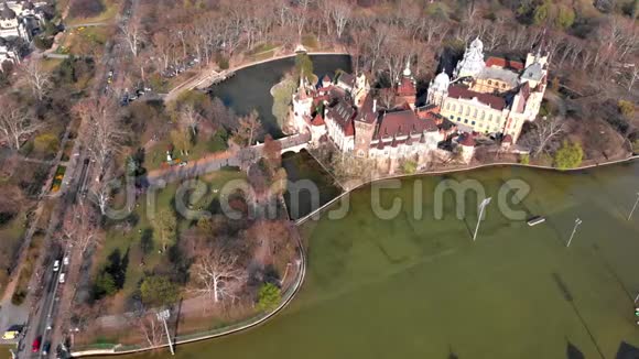 从上面可以看到布达佩斯的Vajdahunyad城堡匈牙利视频的预览图
