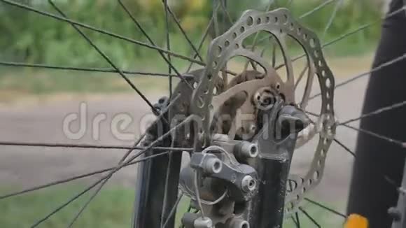 那个女孩打破了自行车的轮子自行车修理骑自行车的人正在修理自行车在轮子上打洞视频的预览图