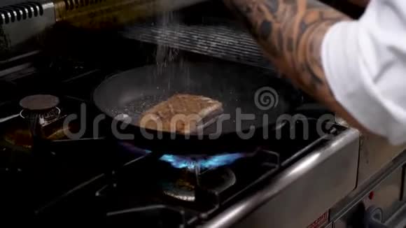 煮手调味一块炸鸭胸肉视频的预览图