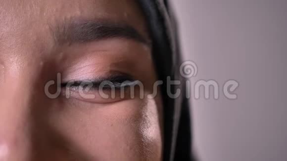 戴着头巾的年轻美丽的穆斯林女孩正在镜头前观看她微笑着灰色背景宗教观念视频的预览图
