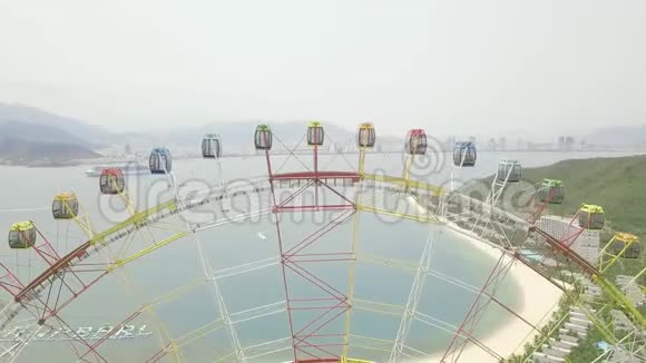 海山现代城市景观游乐园中的摩天轮大型摩天轮游乐园视频的预览图