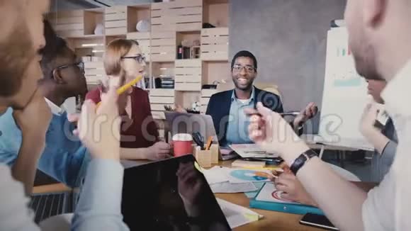 快乐的多民族人士在办公室合作年轻的微笑商业伙伴集思广益创造新的想法4K视频的预览图
