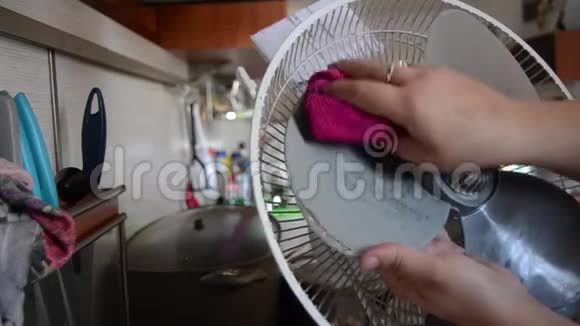 女清洁家用空气冷却风扇展示紧身布视频的预览图