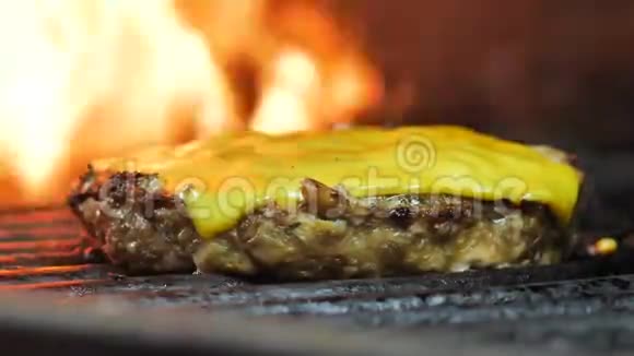 烤切片奶酪汉堡汉堡包背景是火焰特写镜头节日的食物视频的预览图