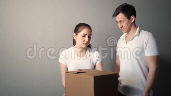 搬家日夫妇搬箱子进新家视频的预览图
