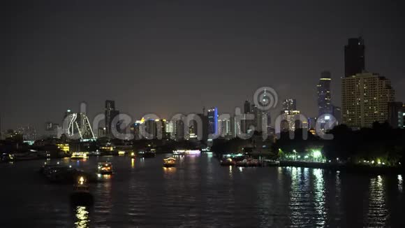 泰国曼谷市中心沿河的夜间城市交通视频的预览图