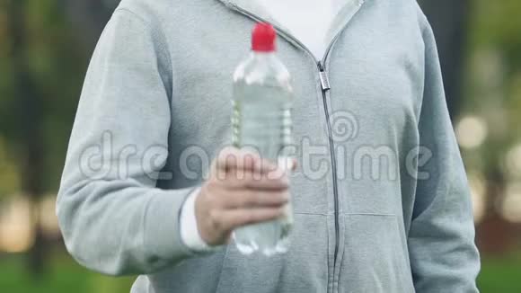 运动健将手举大拇指的饮料瓶每日取水视频的预览图