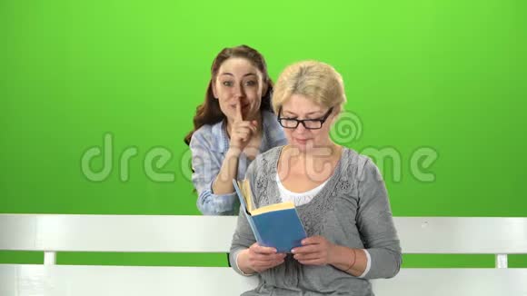 坐在长凳上的女人从后面来了女儿让人大吃一惊绿色屏幕视频的预览图