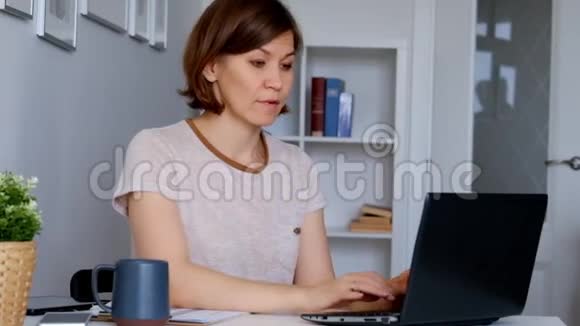 在家工作的女人感觉不舒服打喷嚏视频的预览图