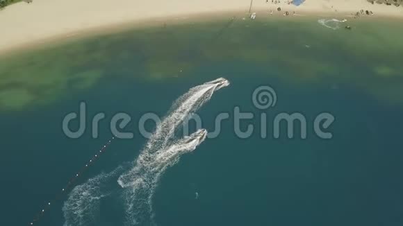 人们乘坐水上喷气式滑雪板在蓝色的海洋航空视野无人机可以看到人们在露天水中驾驶喷气式滑雪板水上运动视频的预览图