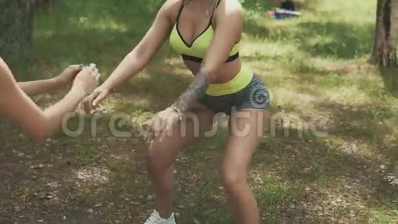 蹲在公园里的年轻美女户外健身女孩减肥视频的预览图