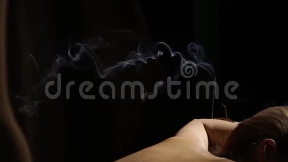 医生给女性背部做穴位按压香枝燃烧青烟缓缓流淌中国的替代方案视频的预览图