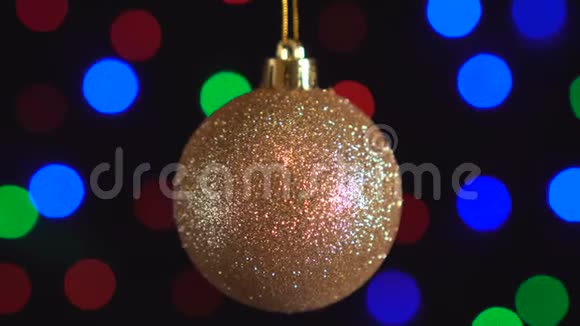 圣诞金球玩具特写装饰与新年树灯闪烁的背景视频的预览图