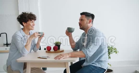 男人和女人一起喝茶一起坐在餐桌旁聊天视频的预览图