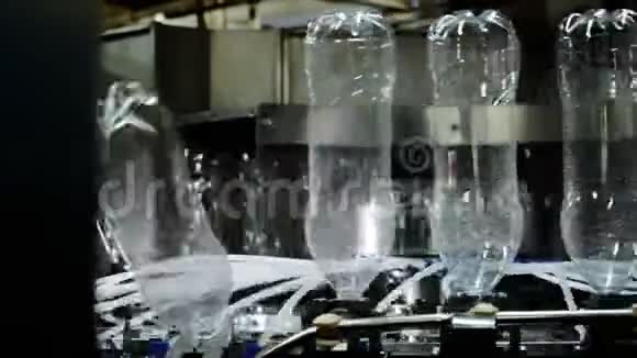 塑料瓶的工厂塑料容器的输送机移动视频的预览图