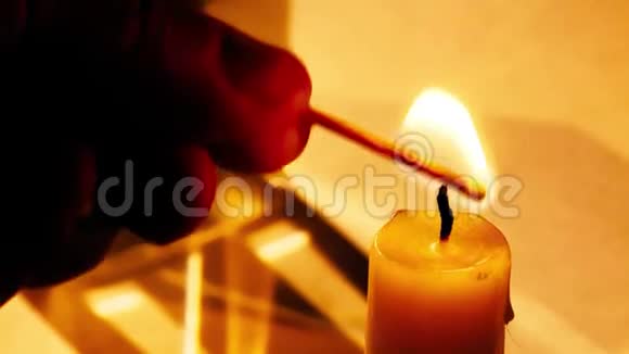 蜡烛是从火焰中点燃的飞舞的字母视频的预览图