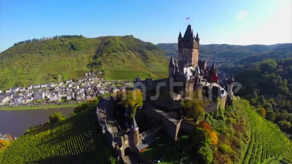 古欧洲古堡藤山古河空中中世纪城堡视频的预览图