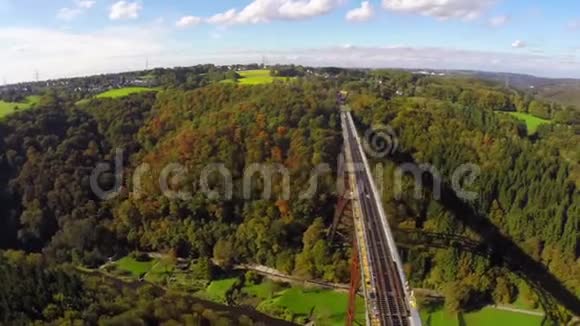 河谷铁路列车上的高钢桥全景视频的预览图