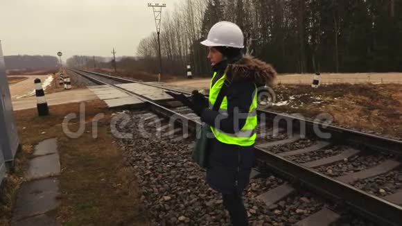 女铁路工程师检查技术状况视频的预览图
