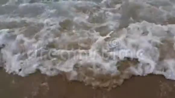 海浪在沙滩陆地上来回移动视频的预览图