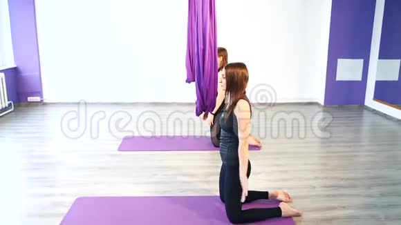 年轻女性用吊床做伸展运动视频的预览图