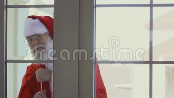 圣诞老人敲窗户视频的预览图
