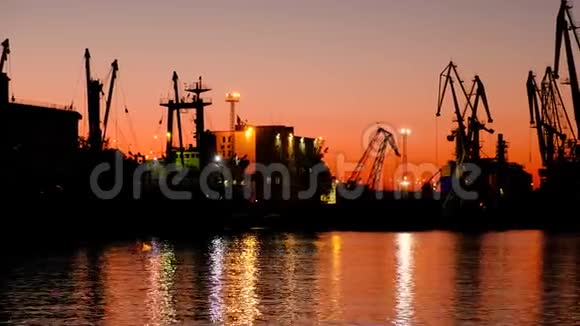 日落时分的海港门鹤背景上美丽的红日落视频的预览图