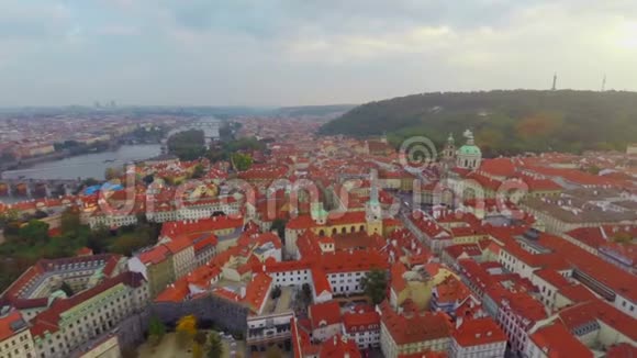 捷克共和国的红色屋顶建筑布拉格的桥梁空中视频的预览图
