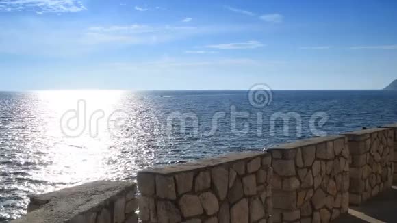 海边的石墙视频的预览图