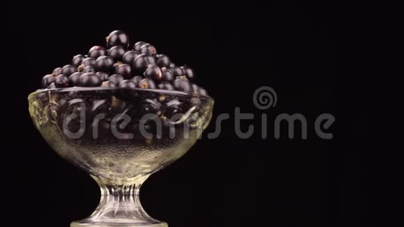 在玻璃花瓶里旋转一堆黑醋栗视频的预览图