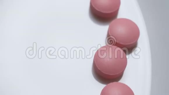 粉红色的药丸在白色的背景上移动视频的预览图