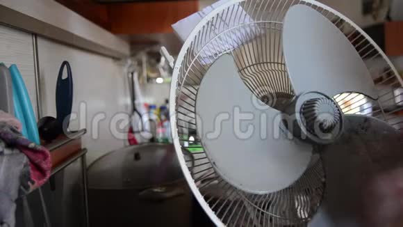 女清洁家用空气冷却风扇展示紧身布视频的预览图