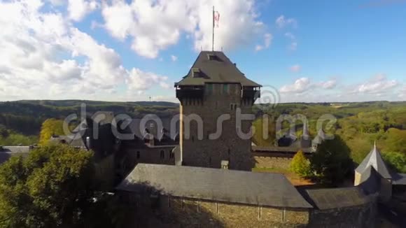 狮旗城堡墙古老的中世纪堡垒空中房子兰尼斯特视频的预览图