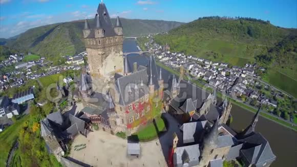 漂亮的中世纪城堡墙空中射击村庄仙宫视频的预览图