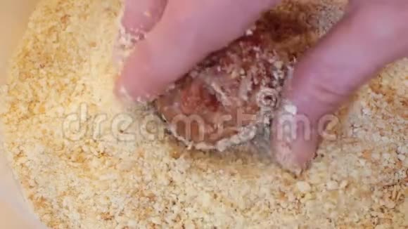 热油炸肉丸自制烹饪02视频的预览图