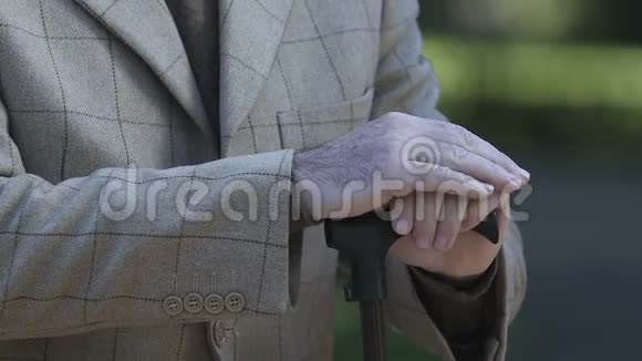 老年男性手靠手杖社会养老残疾视频的预览图