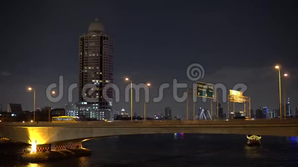 现代摩天大楼和高速公路在河的上方市中心的天际线视频的预览图
