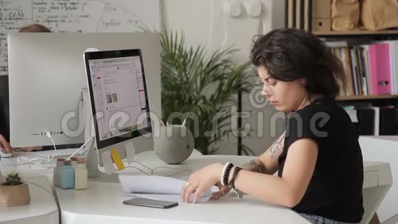 在电脑工作的女人坐在室内商务中心视频的预览图
