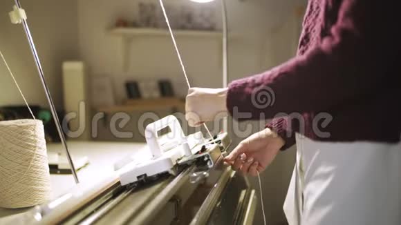 在纺织车间准备织布机的创意女性视频的预览图