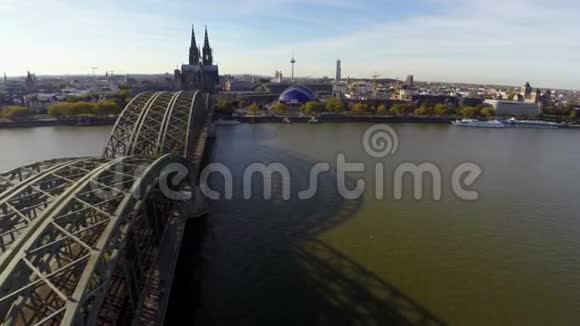 科隆铁路大桥航拍莱茵河大教堂歌剧院视频的预览图