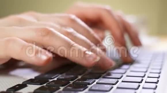 笔记本电脑键盘输入在笔记本电脑键盘上用手触摸打字的特写镜头视频的预览图