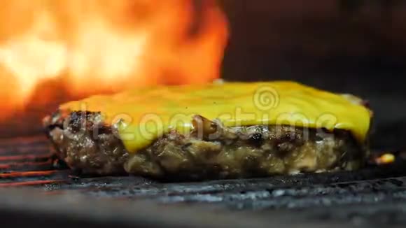 用奶酪在烤架上烤切片的过程用汉堡烤切片的过程在背景下用火焰烤切片视频的预览图